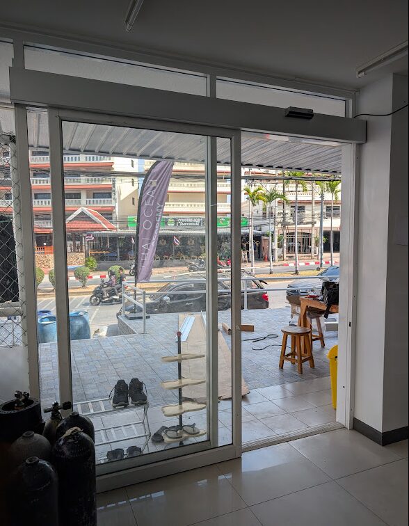 ประตูกระจกบานเลื่อนอัตโนมัติ