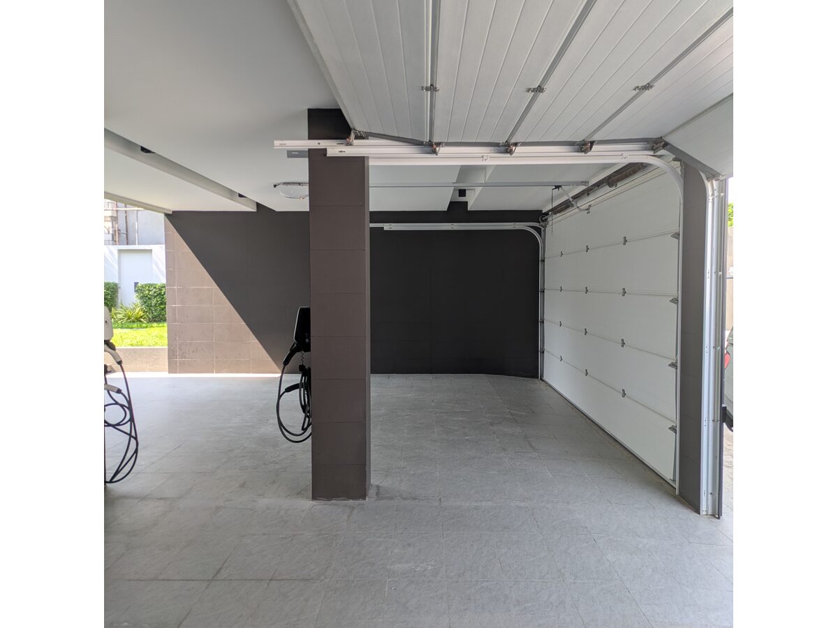 ประตูโรงรถม้วนขึ้น Garage Door