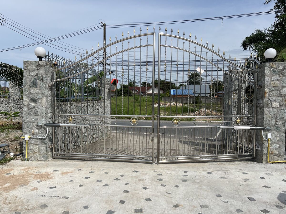 ประตูรีโมทบานเลื่อนขนาดใหญ่